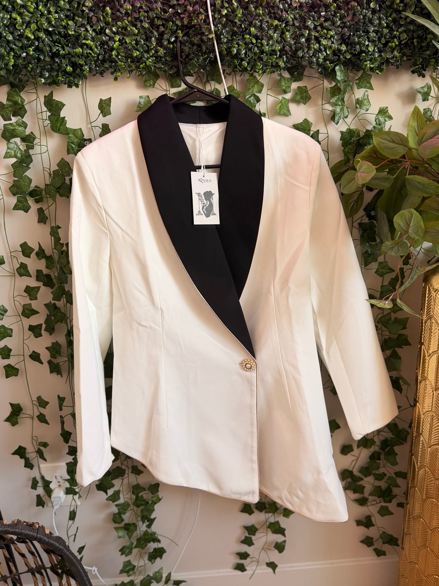 Nooyius White Jacket and Black Lapel GW