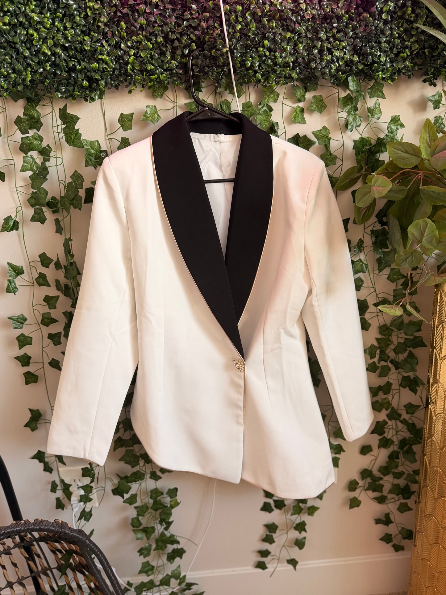 Nooyius White Jacket and Black Lapel GW